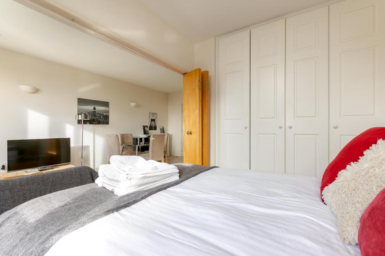 Point West Apartments Londra Exterior foto